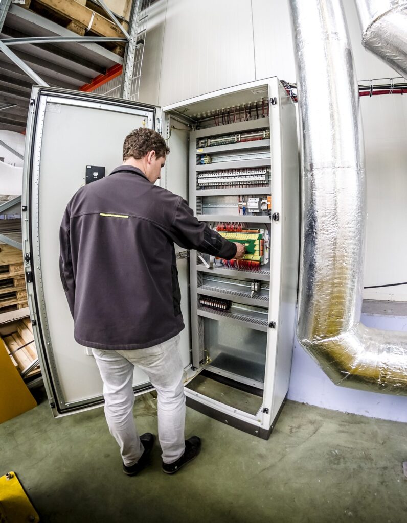 Technik TOP TEAM při kontrole rozvaděče